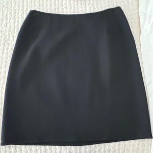 Very cute black wool short skirt, size 10P by Ellen Tracy like brand new